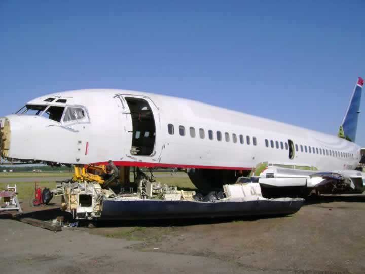 Airliner disassembly at the CAVU facility in Stuttgart